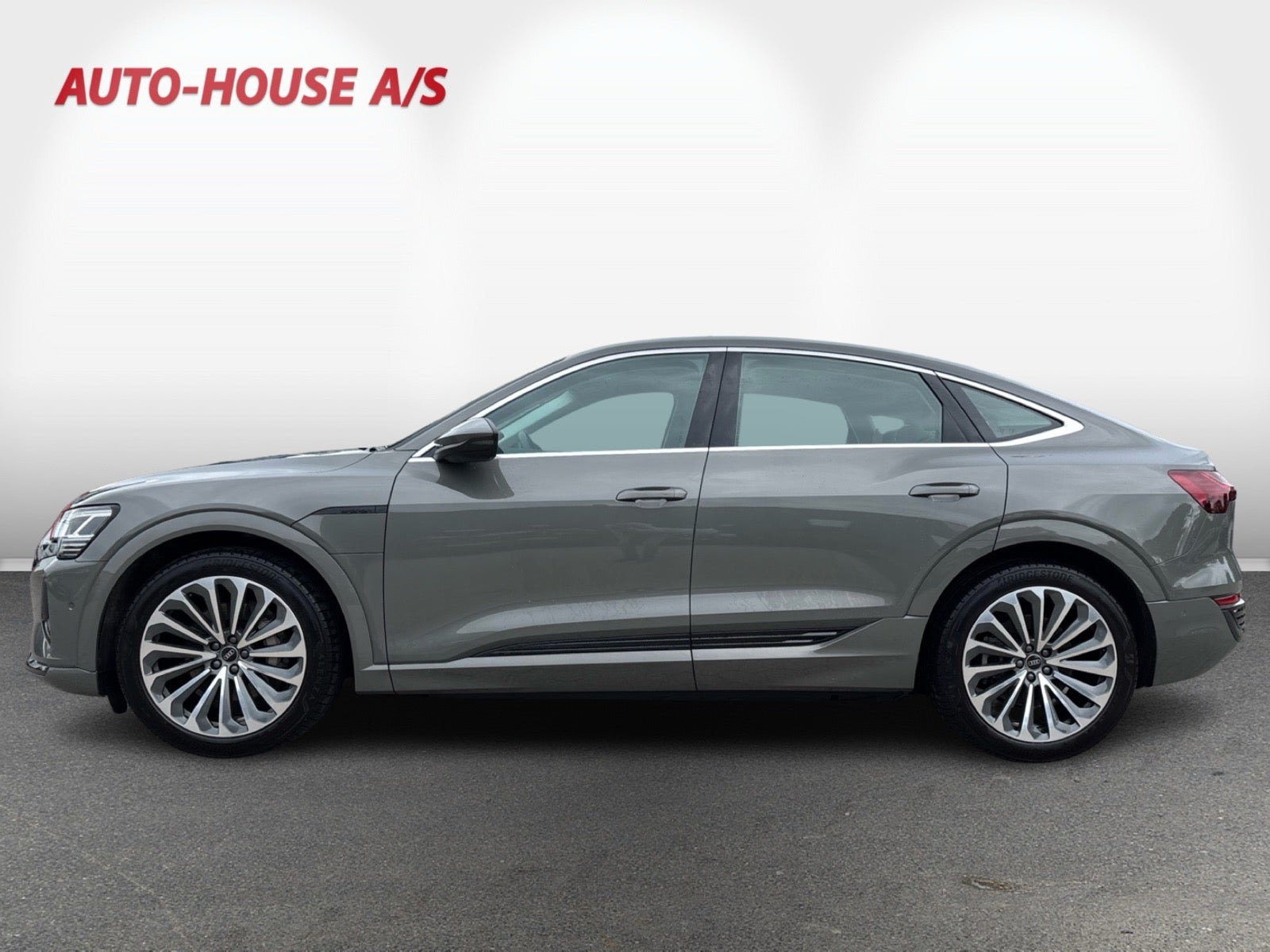 Grå Audi Q8 e-tron fra 2024