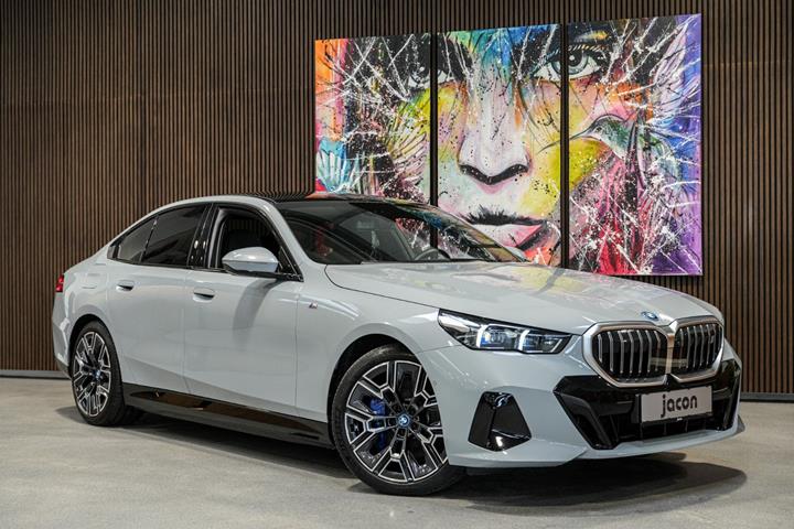 Grå BMW i5 fra 2024