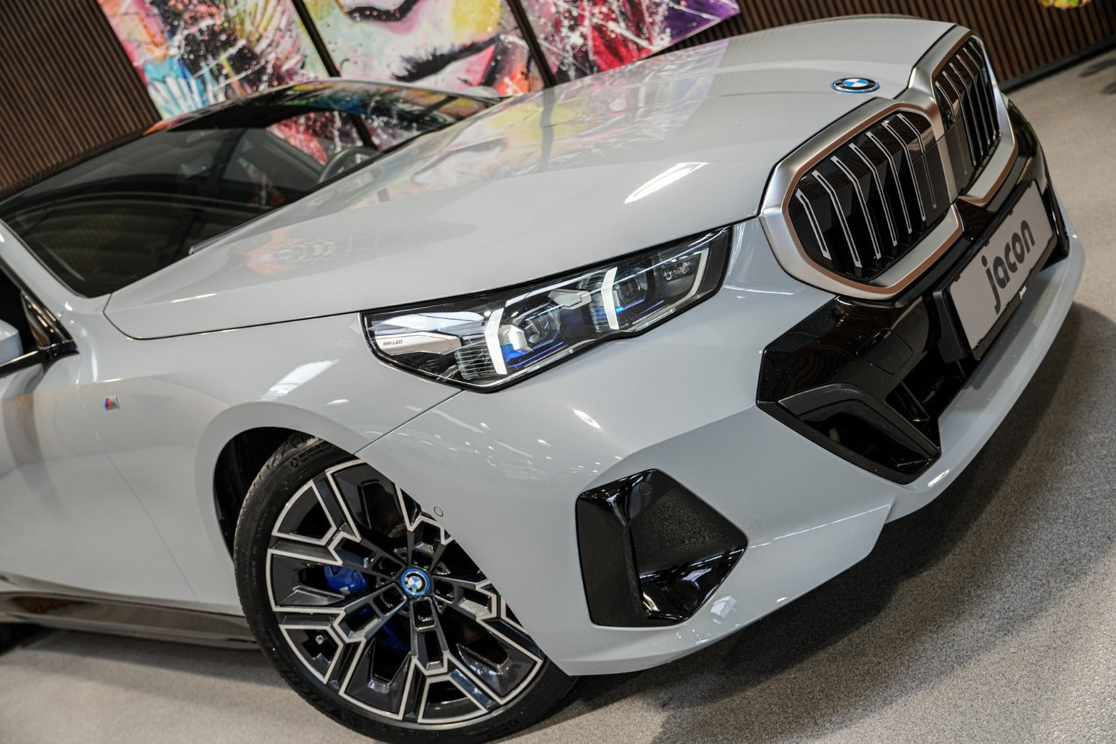 Grå BMW i5 fra 2024