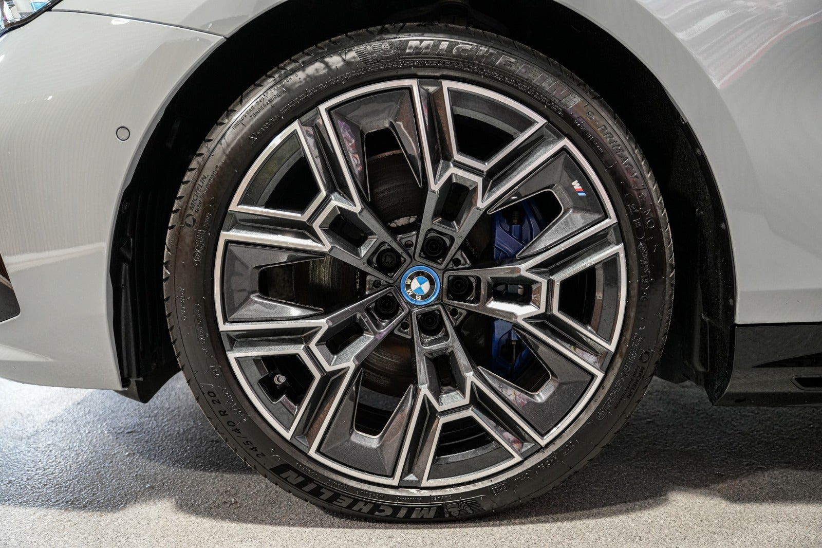 Grå BMW i5 fra 2024