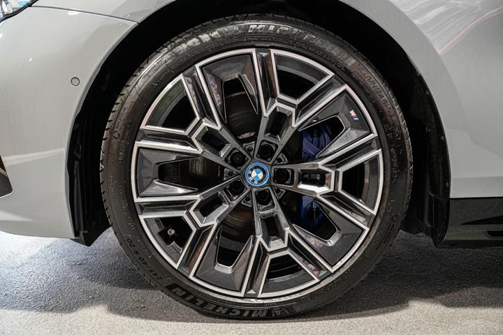 Grå BMW i5 fra 2024