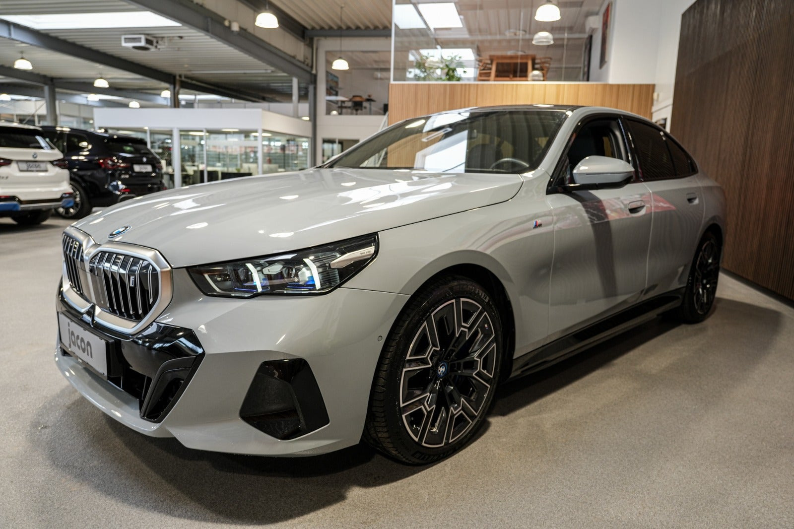 Grå BMW i5 fra 2024