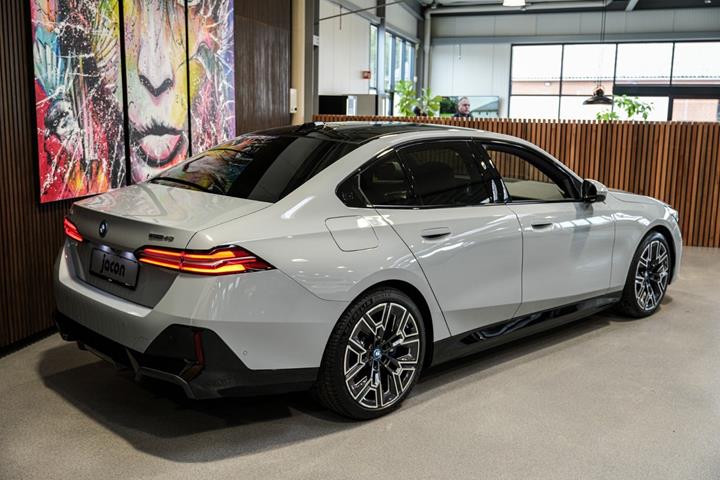 Grå BMW i5 fra 2024