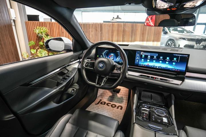 Grå BMW i5 fra 2024