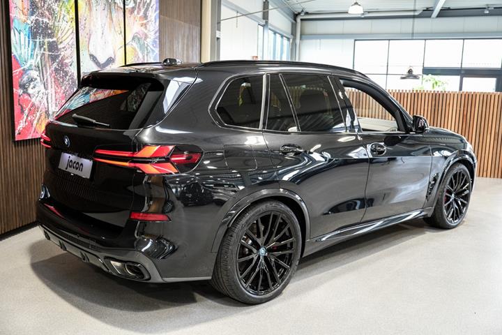Sort BMW X5 fra 2023