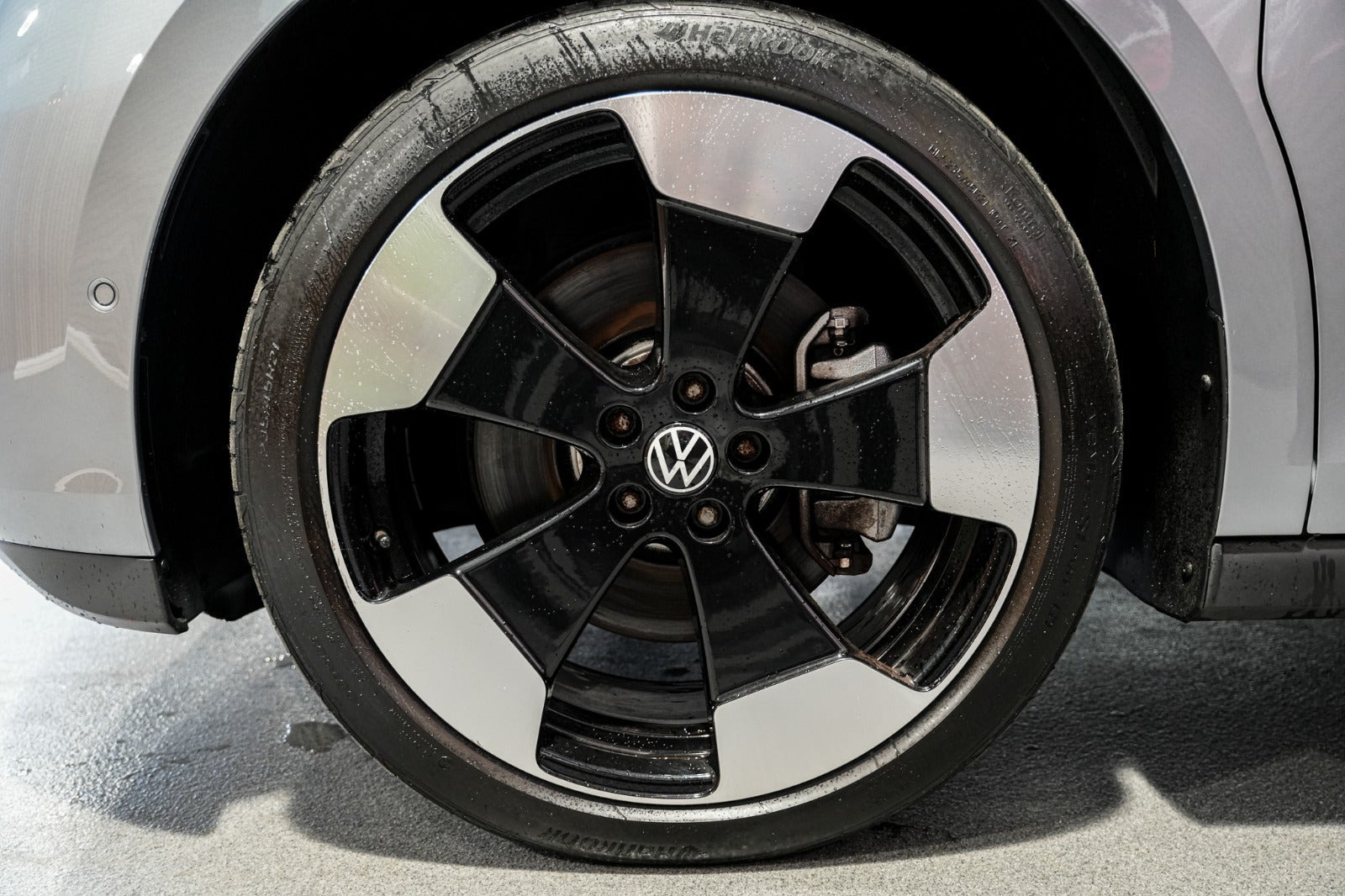 Grå VW ID.Buzz fra 2023