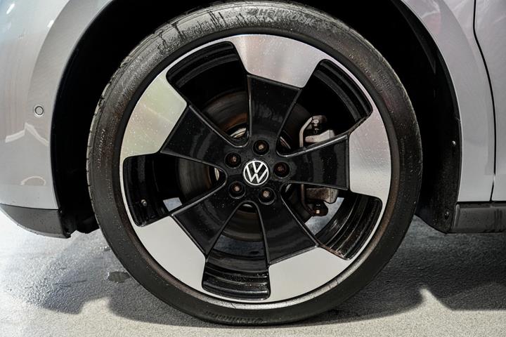 Grå VW ID.Buzz fra 2023