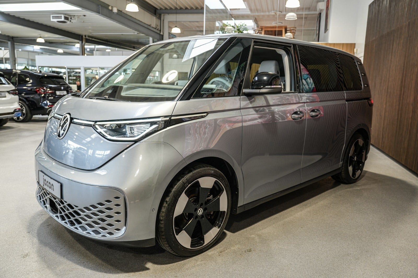 Grå VW ID.Buzz fra 2023