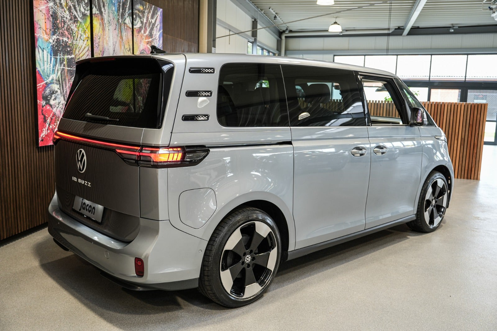 Grå VW ID.Buzz fra 2023