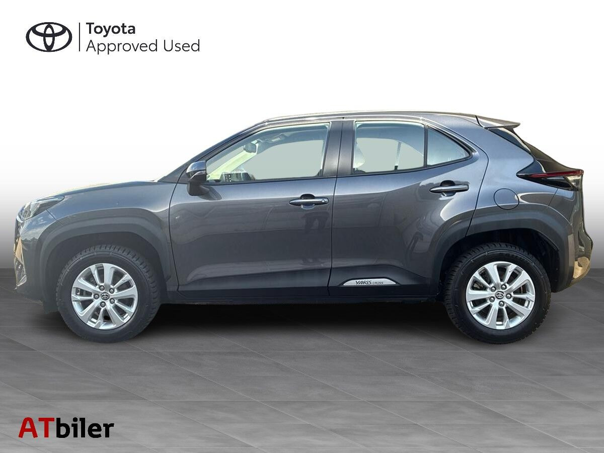 Grå Toyota Yaris Cross fra 2023