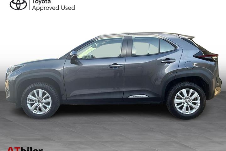 Grå Toyota Yaris Cross fra 2023