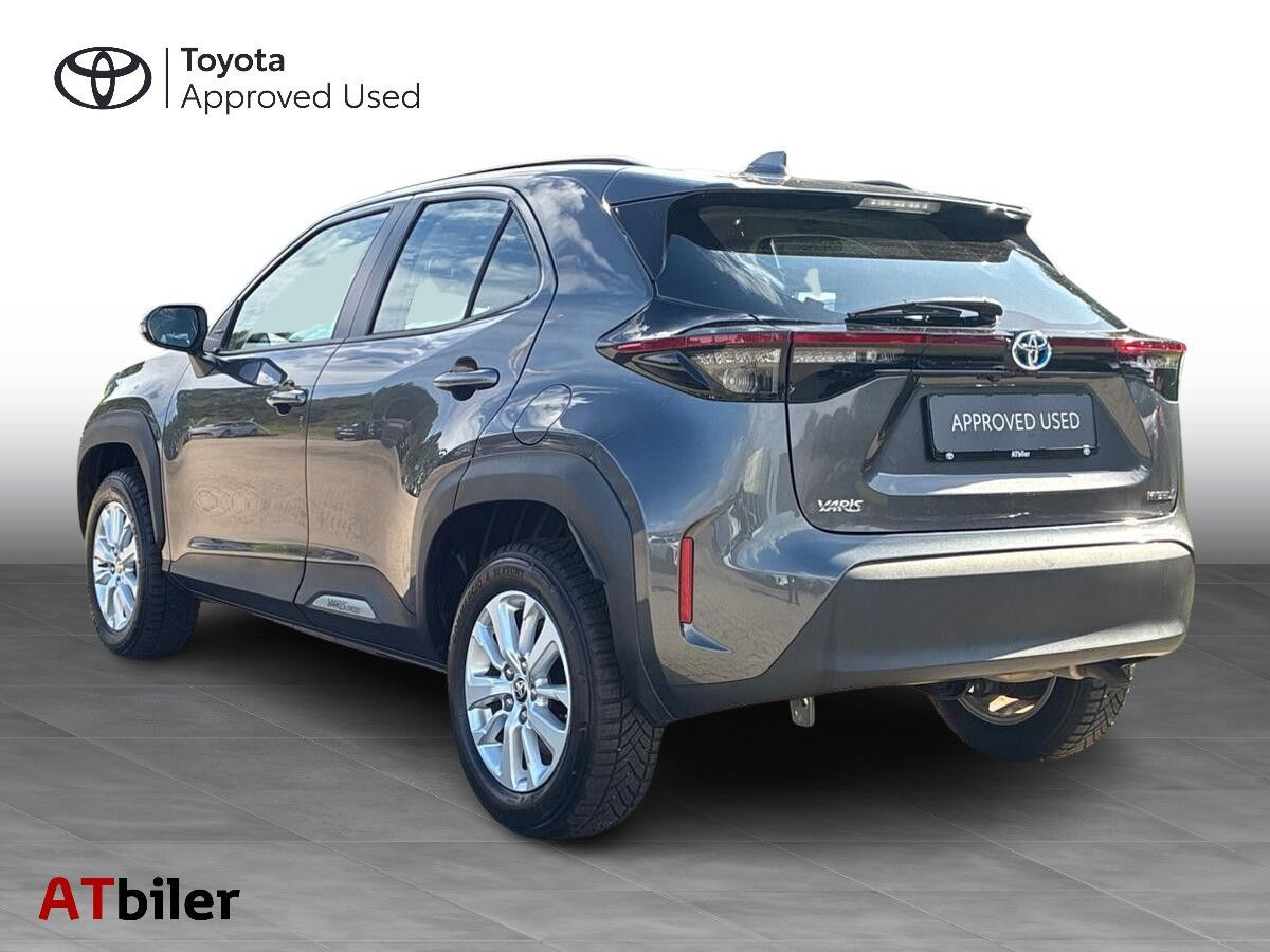 Grå Toyota Yaris Cross fra 2023
