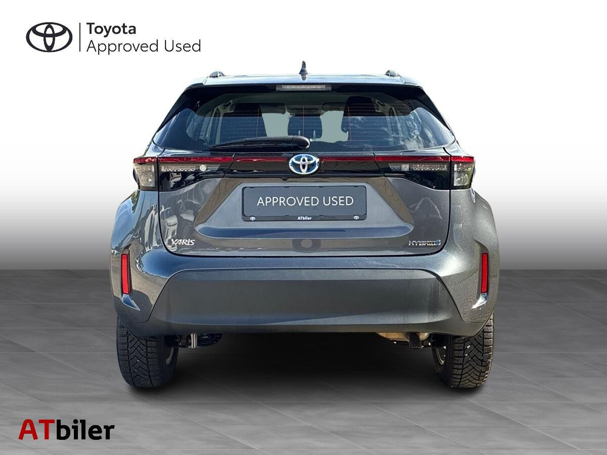 Grå Toyota Yaris Cross fra 2023