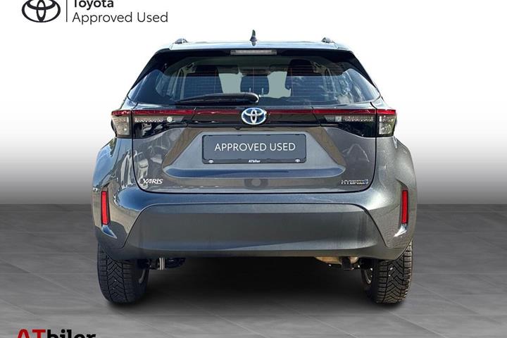 Grå Toyota Yaris Cross fra 2023
