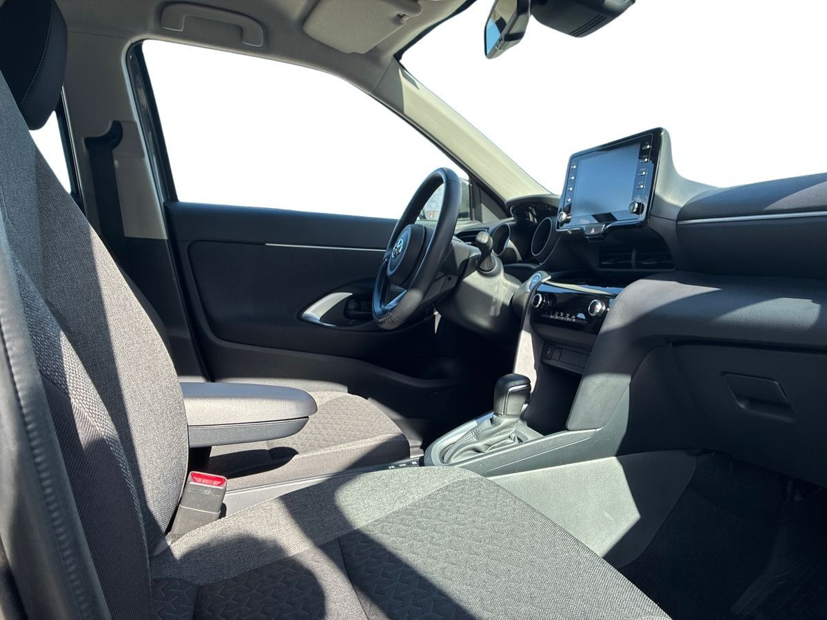 Grå Toyota Yaris Cross fra 2023