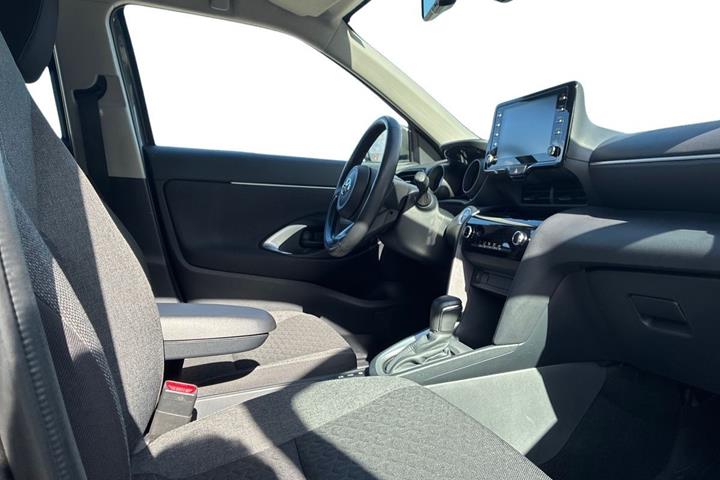 Grå Toyota Yaris Cross fra 2023
