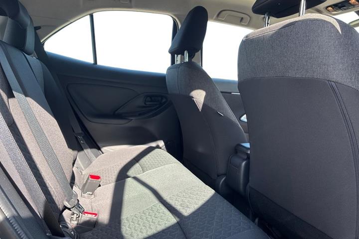 Grå Toyota Yaris Cross fra 2023