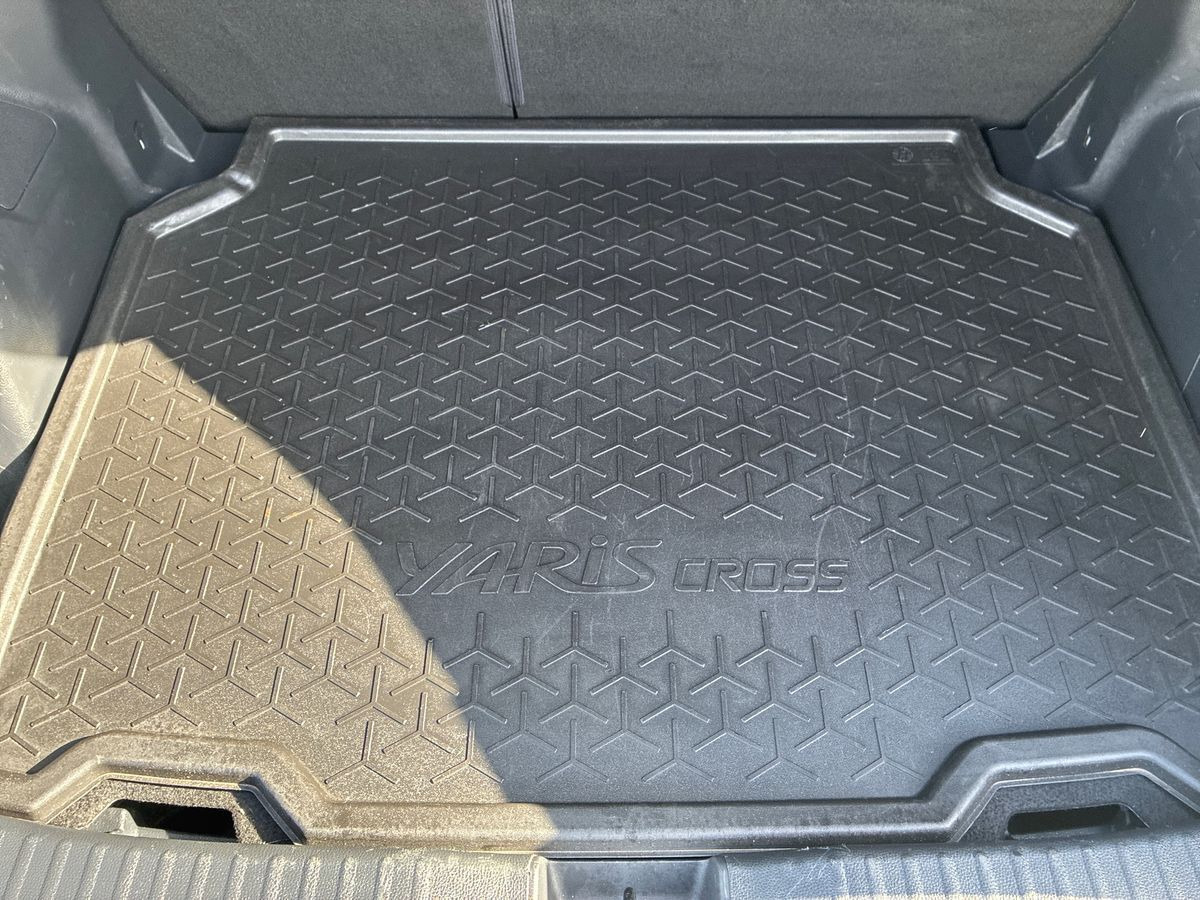 Grå Toyota Yaris Cross fra 2023