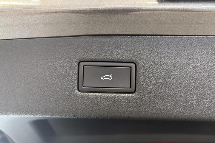 Grå Ford Explorer fra 2024