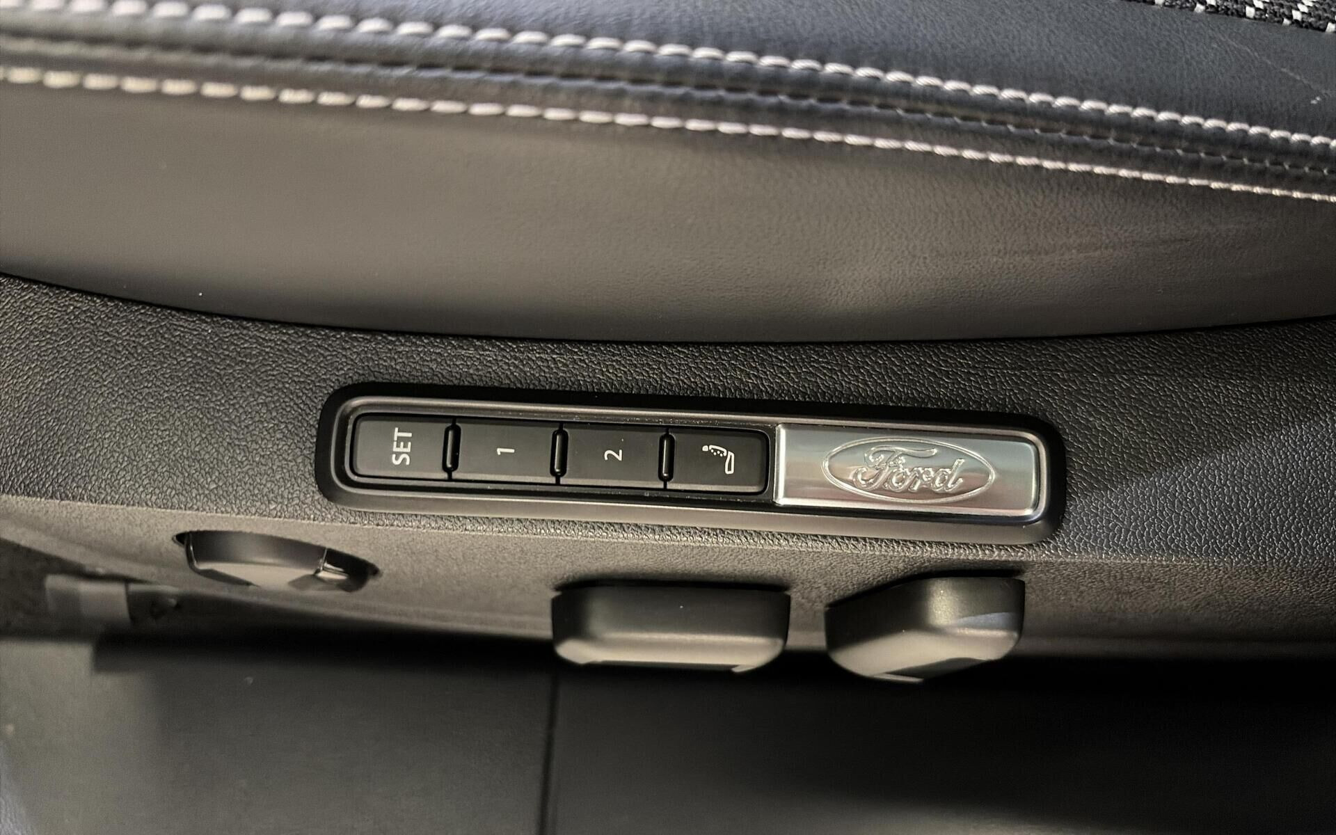 Grå Ford Explorer fra 2024