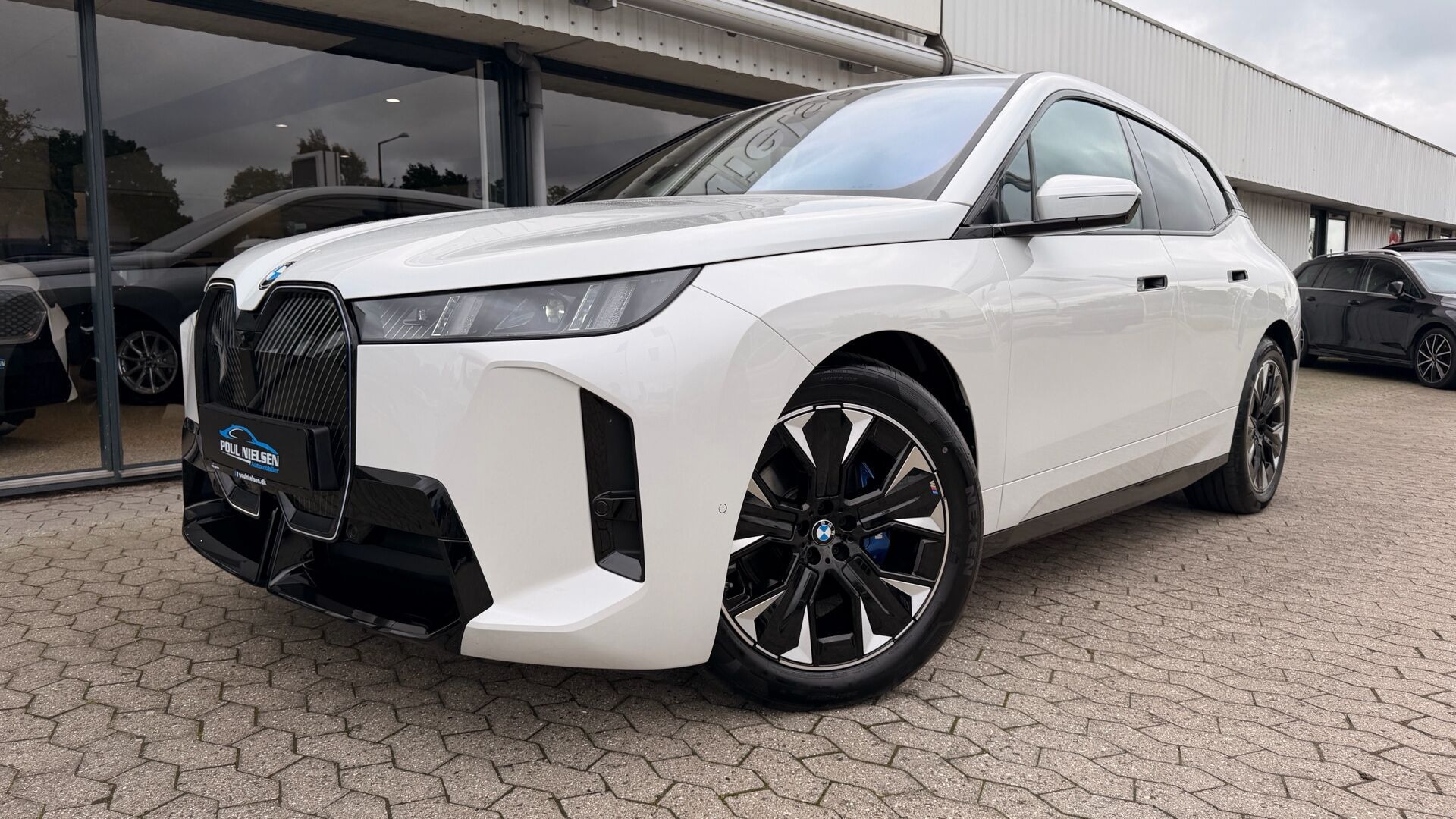 Hvid BMW iX fra 2026