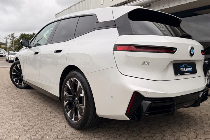 Hvid BMW iX fra 2026