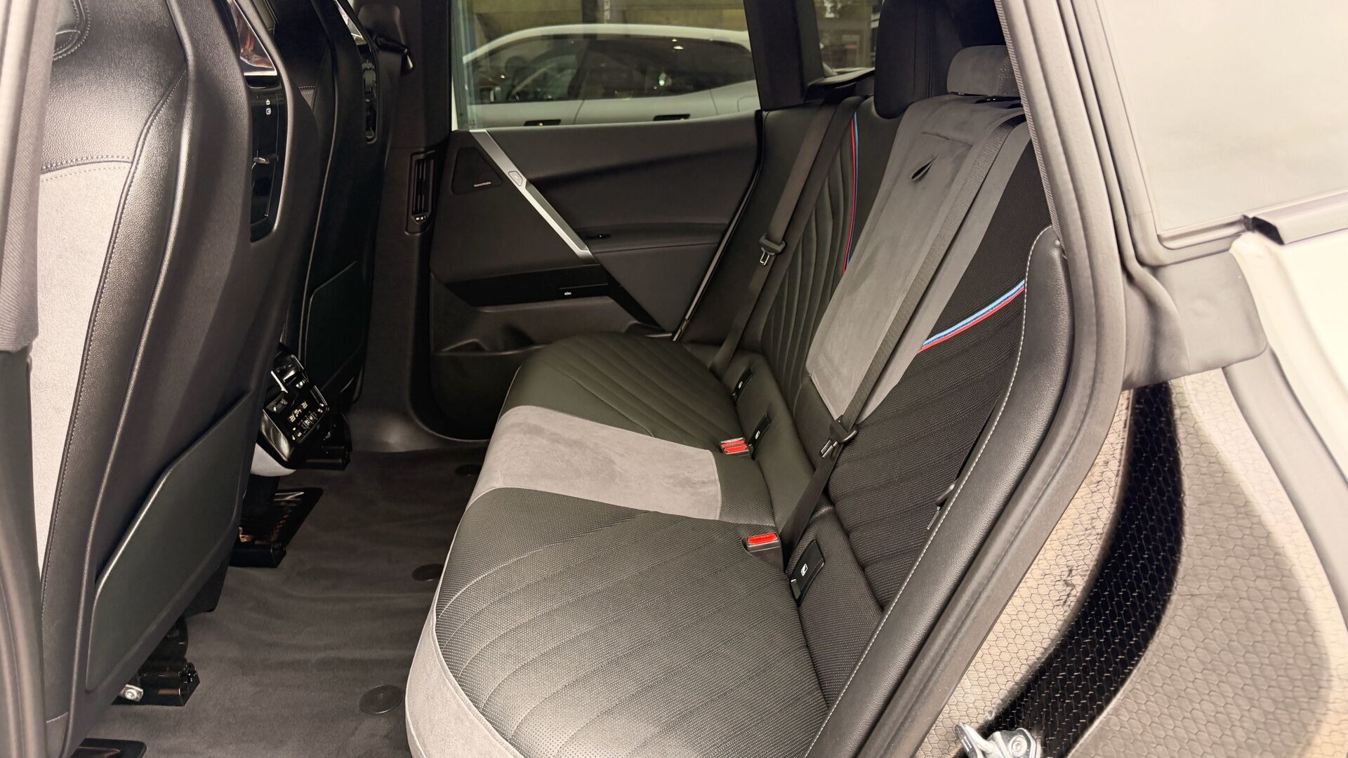 Hvid BMW iX fra 2026