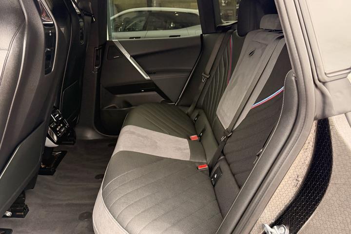 Hvid BMW iX fra 2026