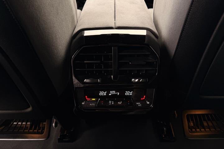 Hvid BMW iX fra 2026