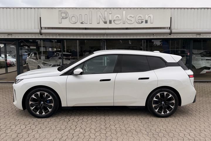 Hvid BMW iX fra 2026