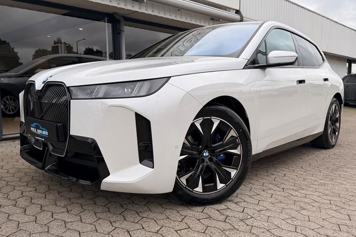 Hvid BMW iX fra 2026