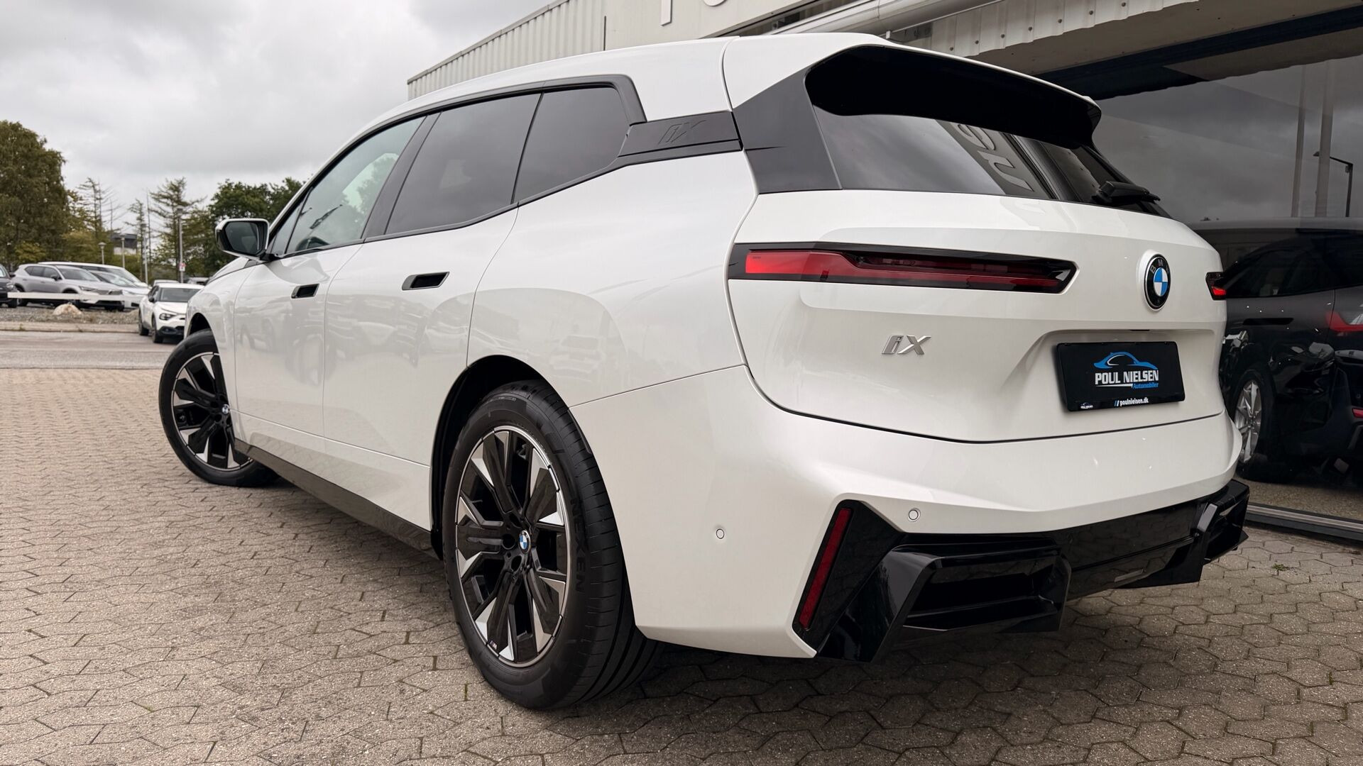 Hvid BMW iX fra 2026