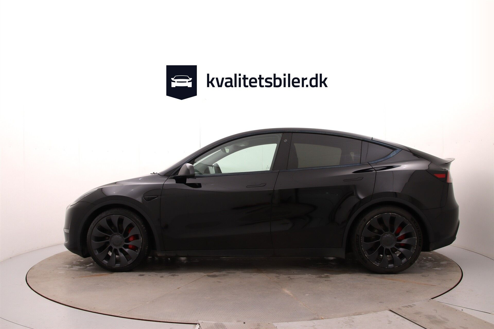 Sort Tesla Model Y fra 2023