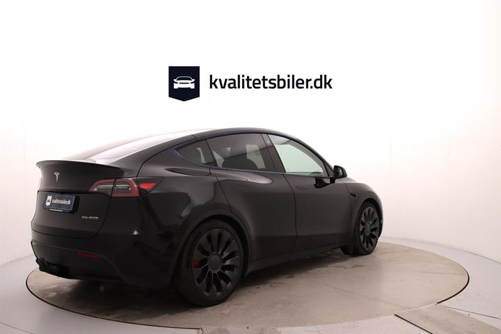 Sort Tesla Model Y fra 2023