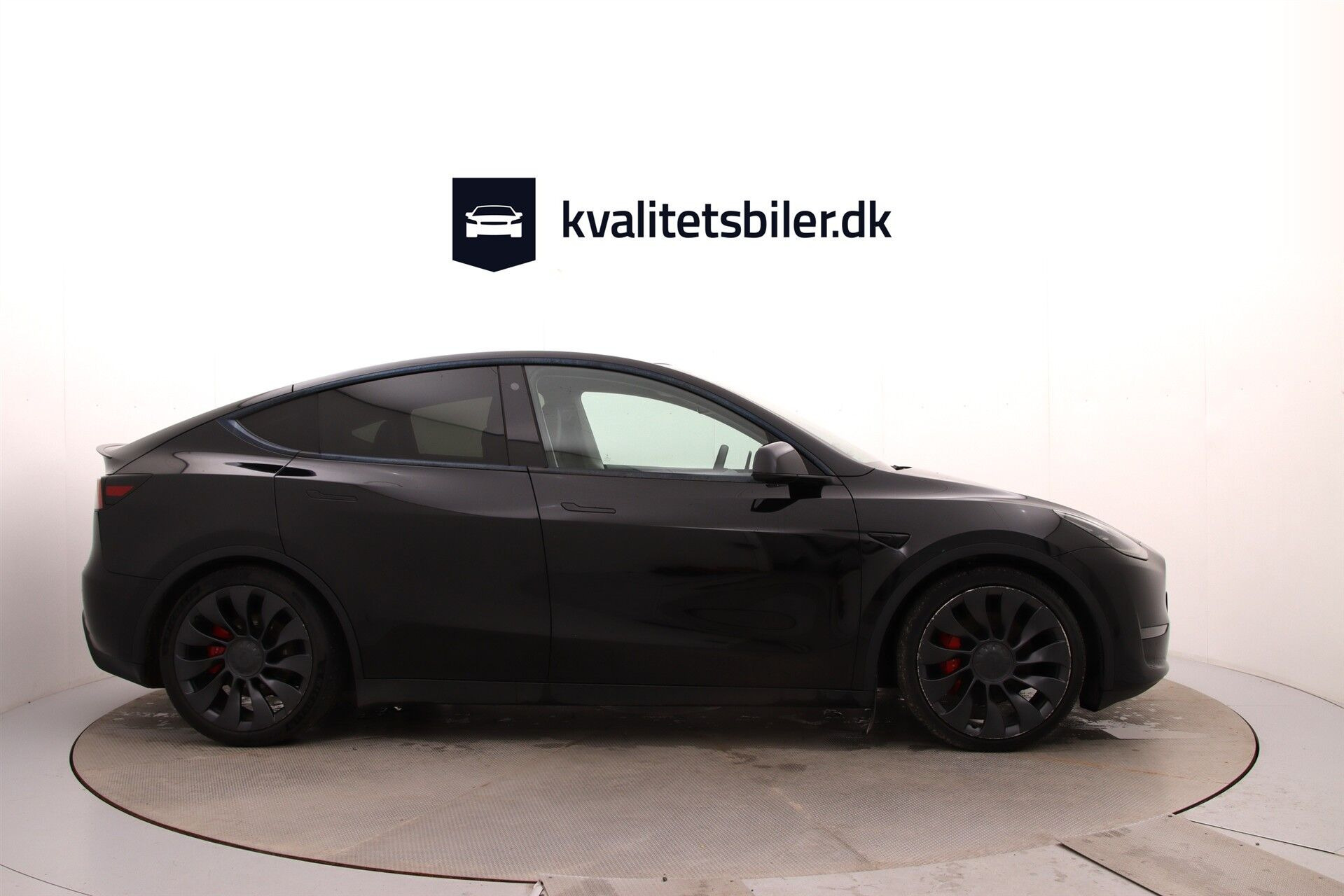 Sort Tesla Model Y fra 2023