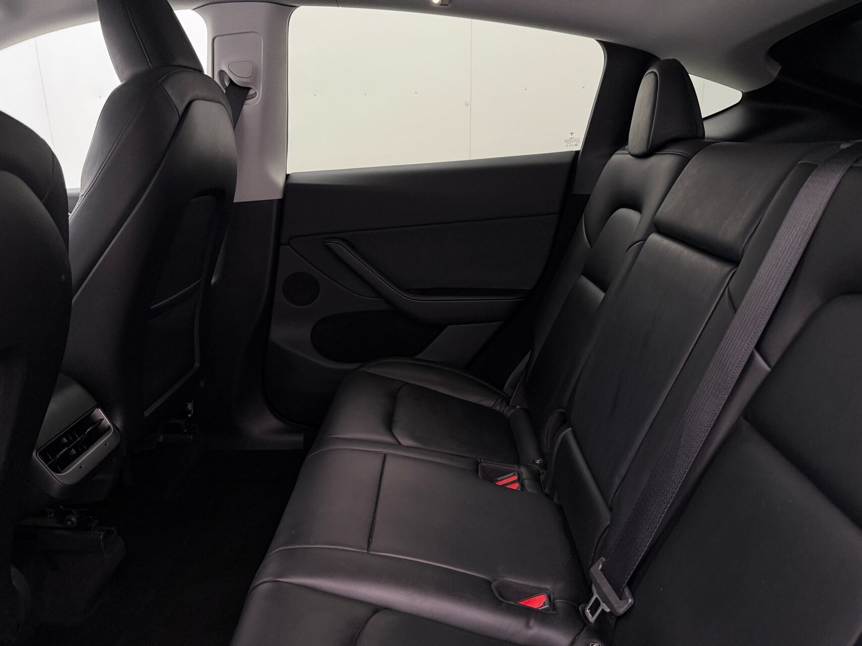 Sort Tesla Model Y fra 2023