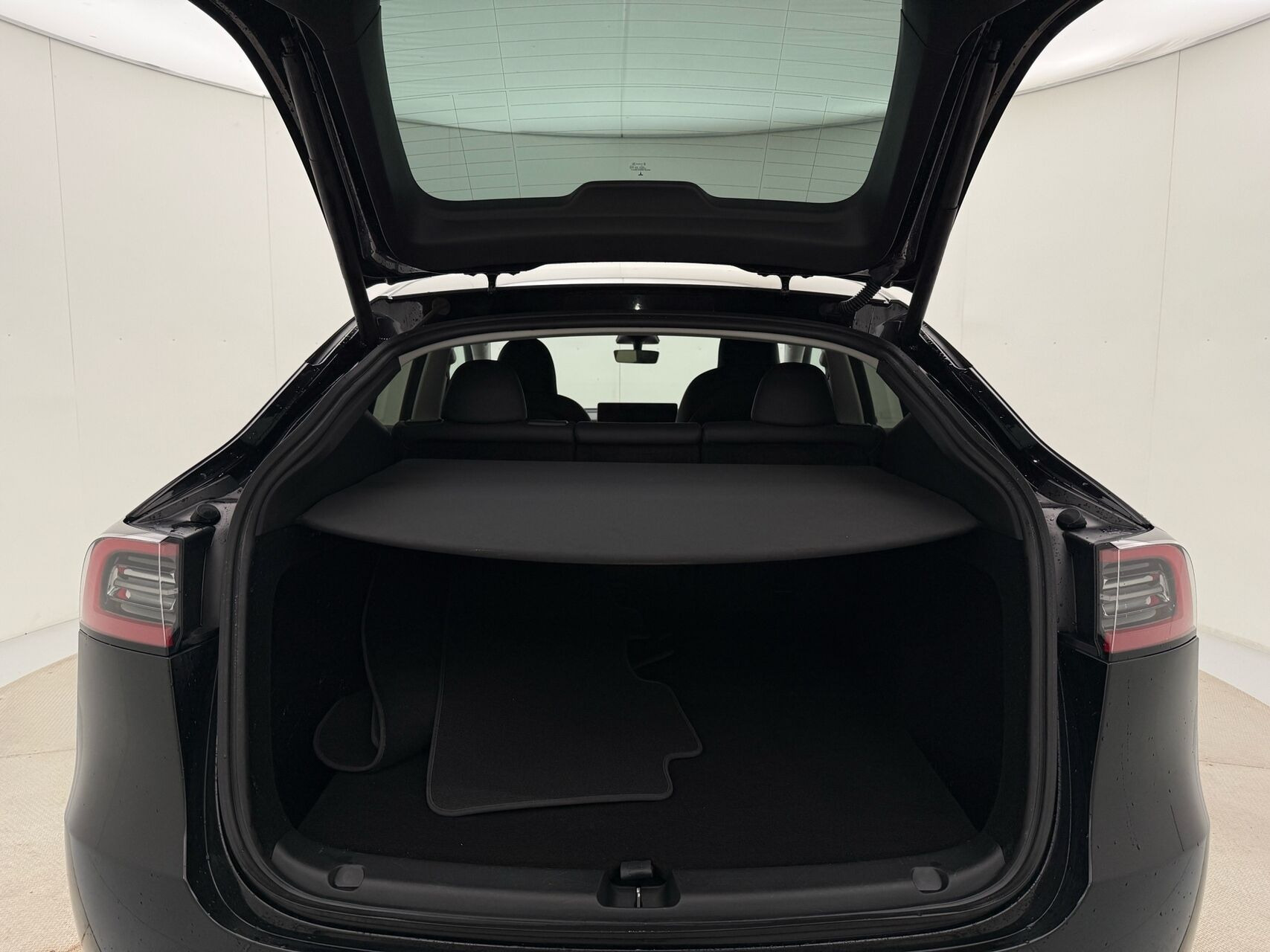 Sort Tesla Model Y fra 2023