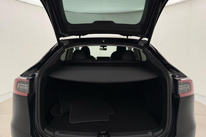 Sort Tesla Model Y fra 2023