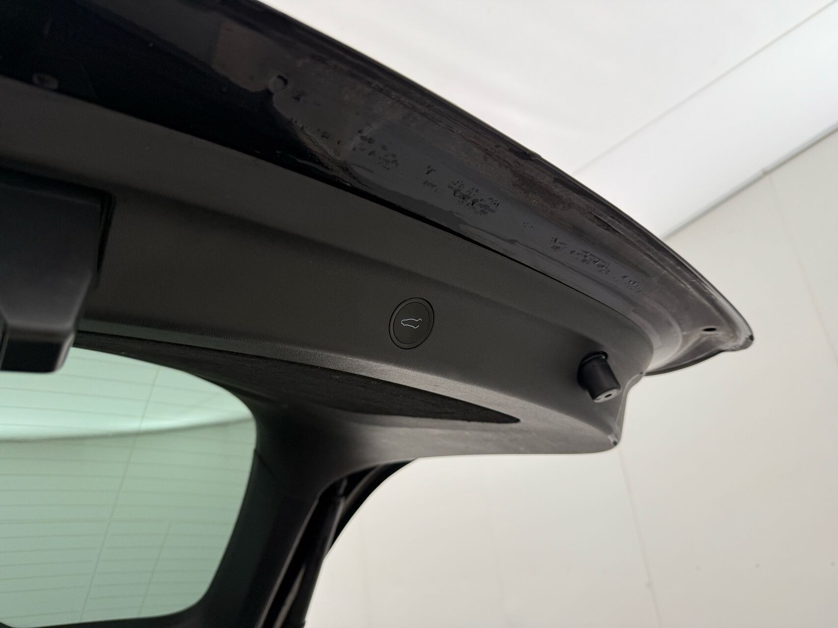 Sort Tesla Model Y fra 2023