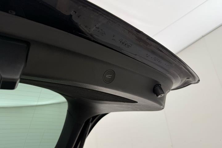 Sort Tesla Model Y fra 2023
