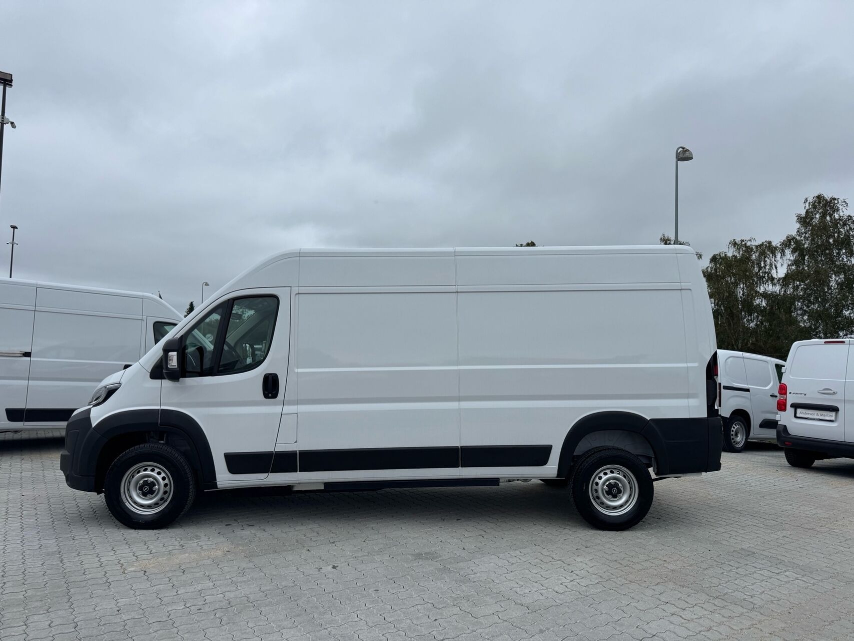 Hvid Opel Movano-e fra 2025
