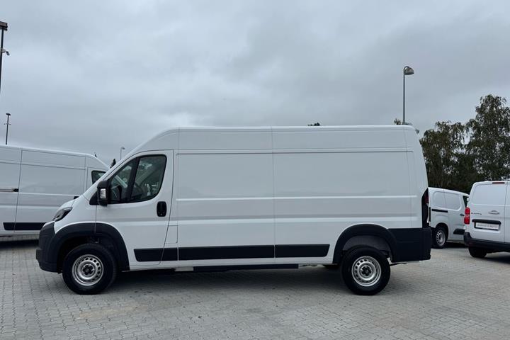 Hvid Opel Movano-e fra 2025