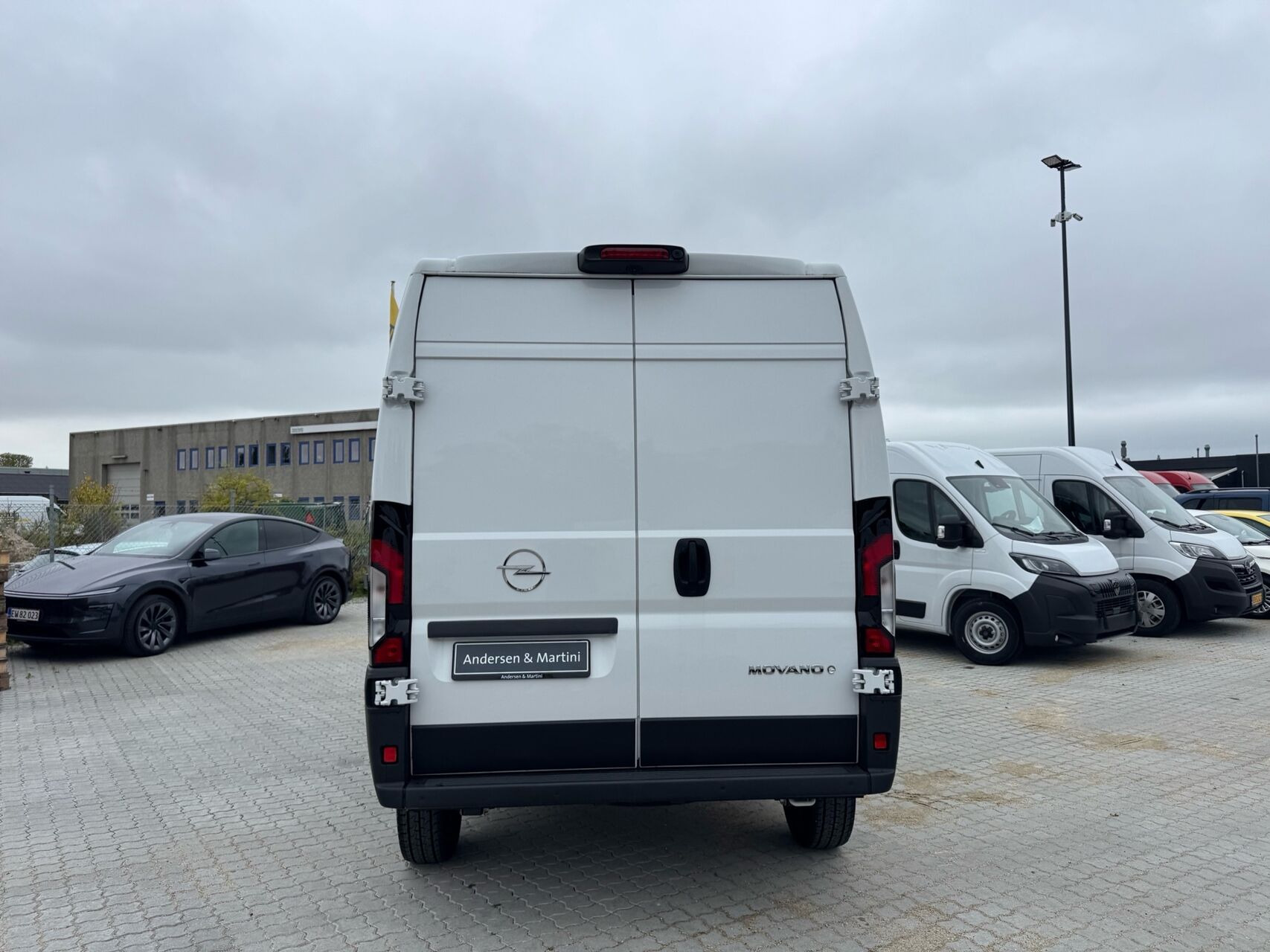 Hvid Opel Movano-e fra 2025