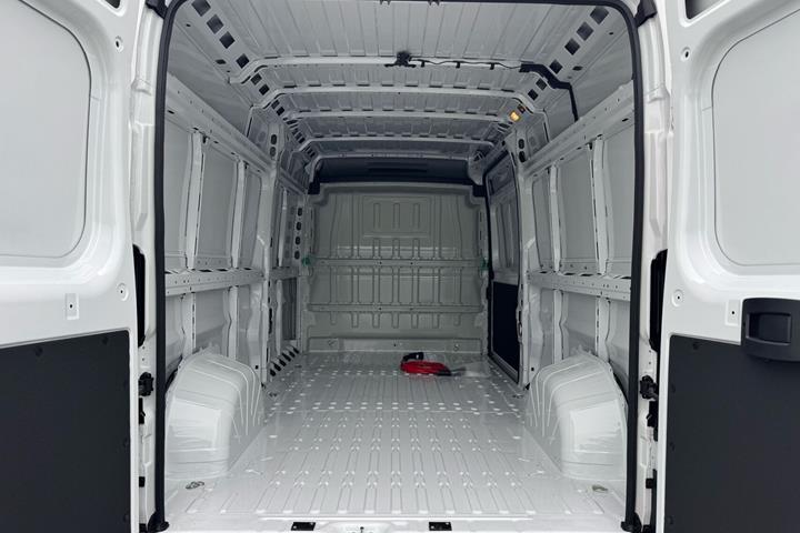 Hvid Opel Movano-e fra 2025