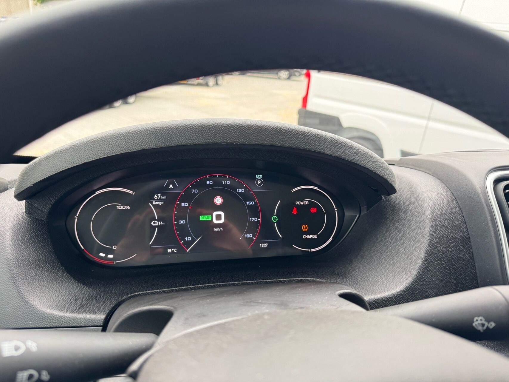 Hvid Opel Movano-e fra 2025