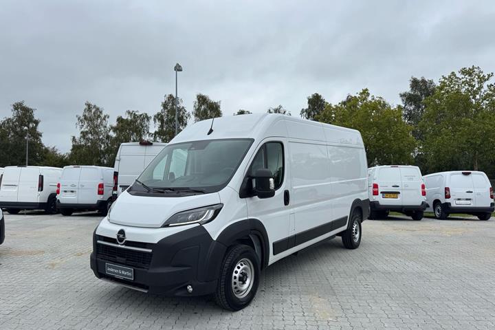 Hvid Opel Movano-e fra 2025