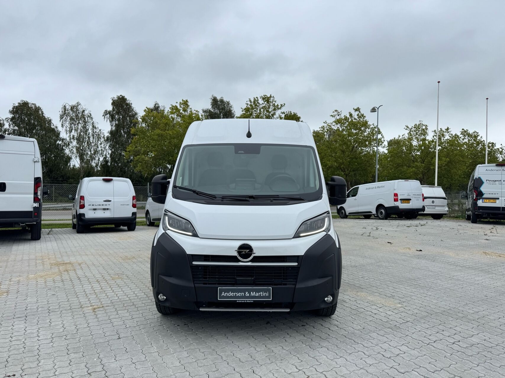 Hvid Opel Movano-e fra 2025