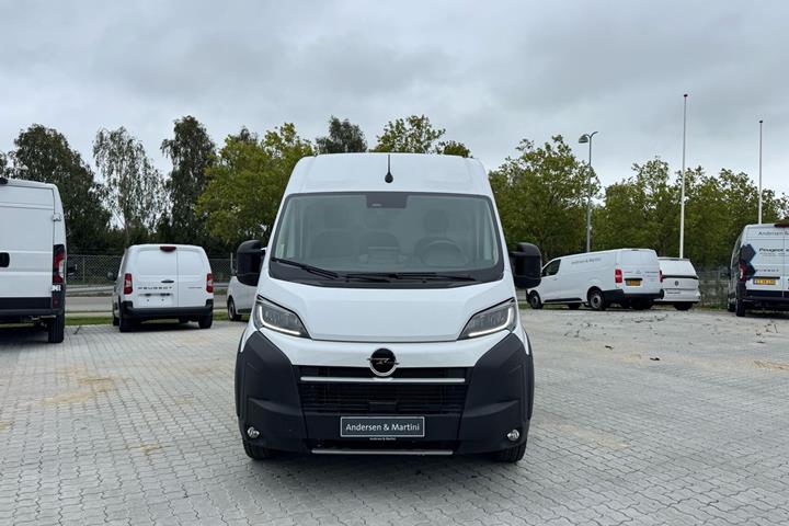Hvid Opel Movano-e fra 2025