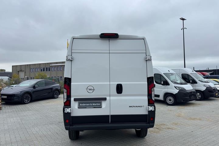 Hvid Opel Movano-e fra 2025