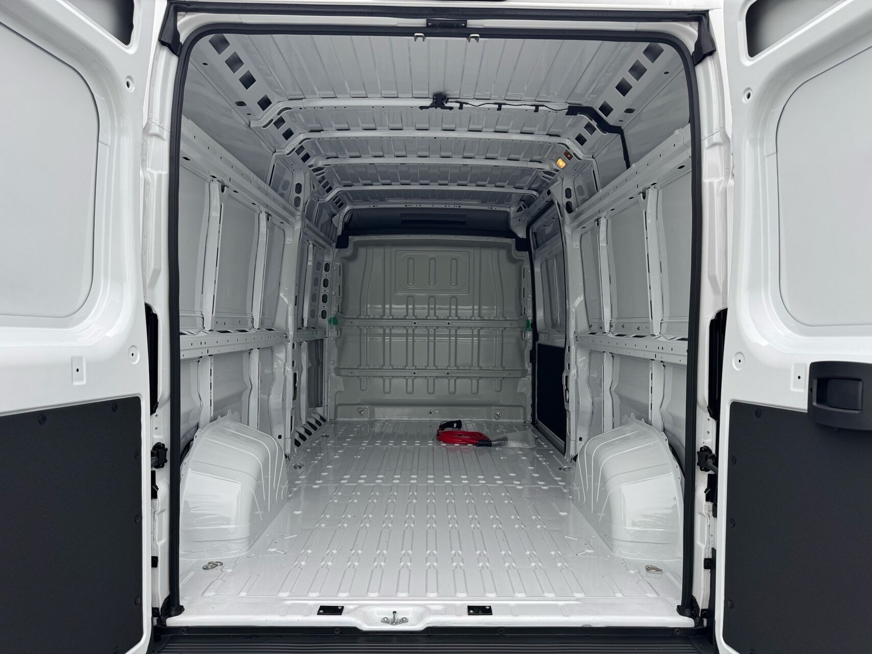 Hvid Opel Movano-e fra 2025